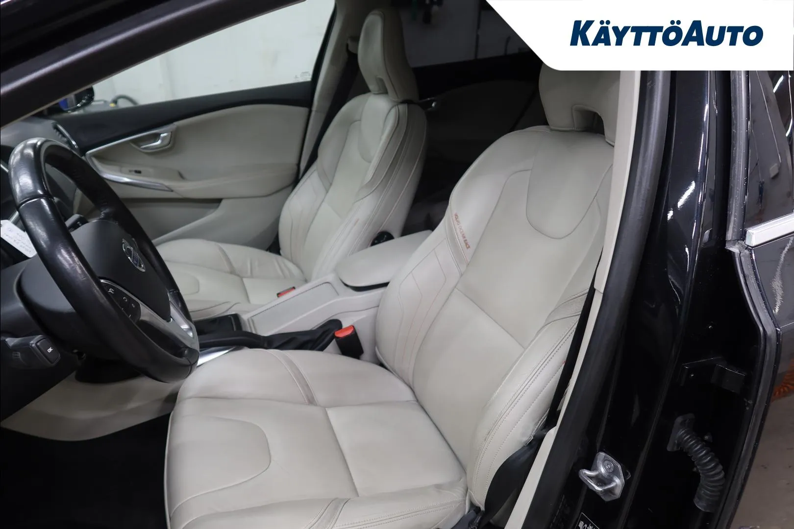 Volvo V40 Cross Country CTO-706 carousel image