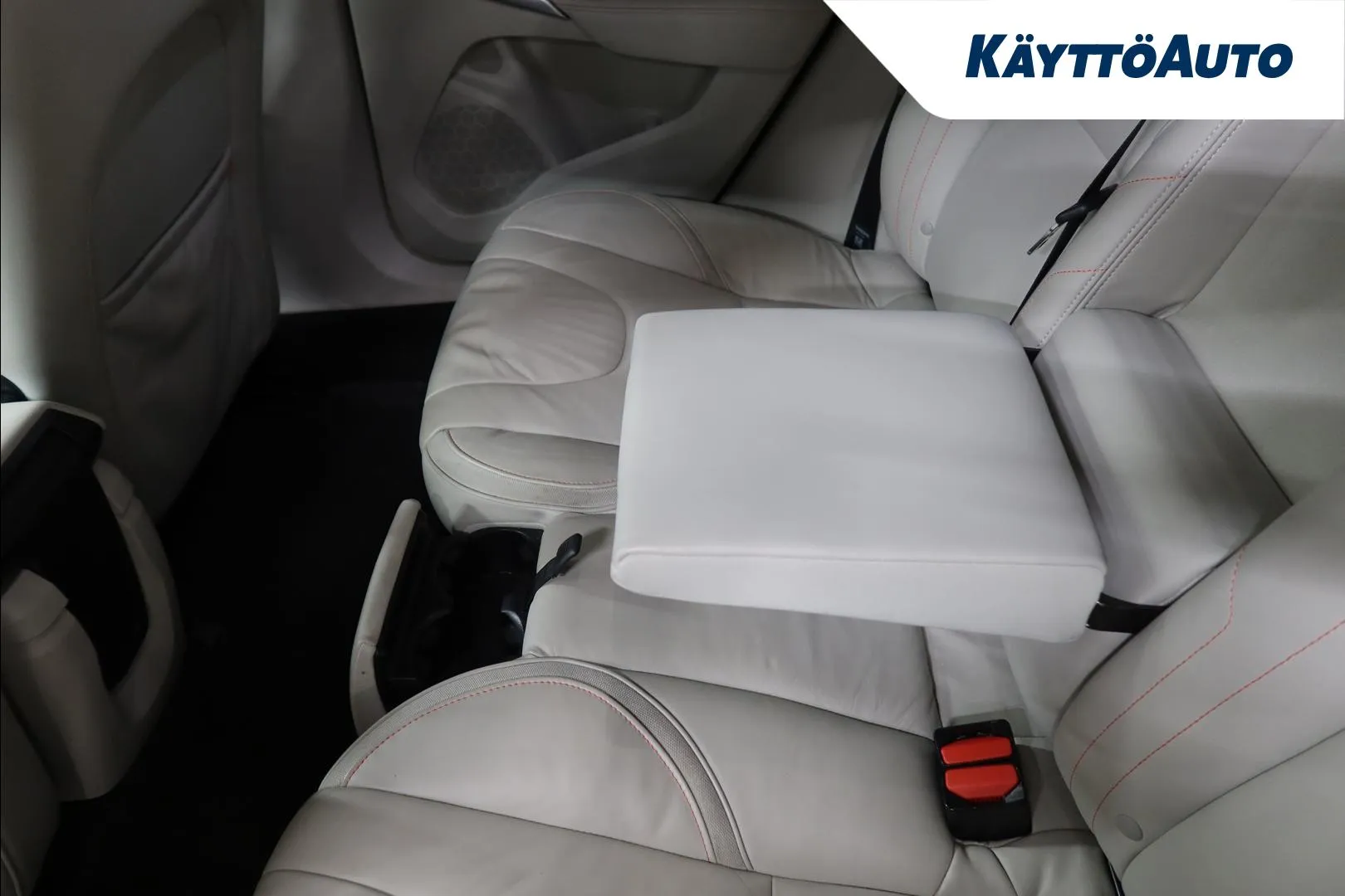 Volvo V40 Cross Country CTO-706 carousel image