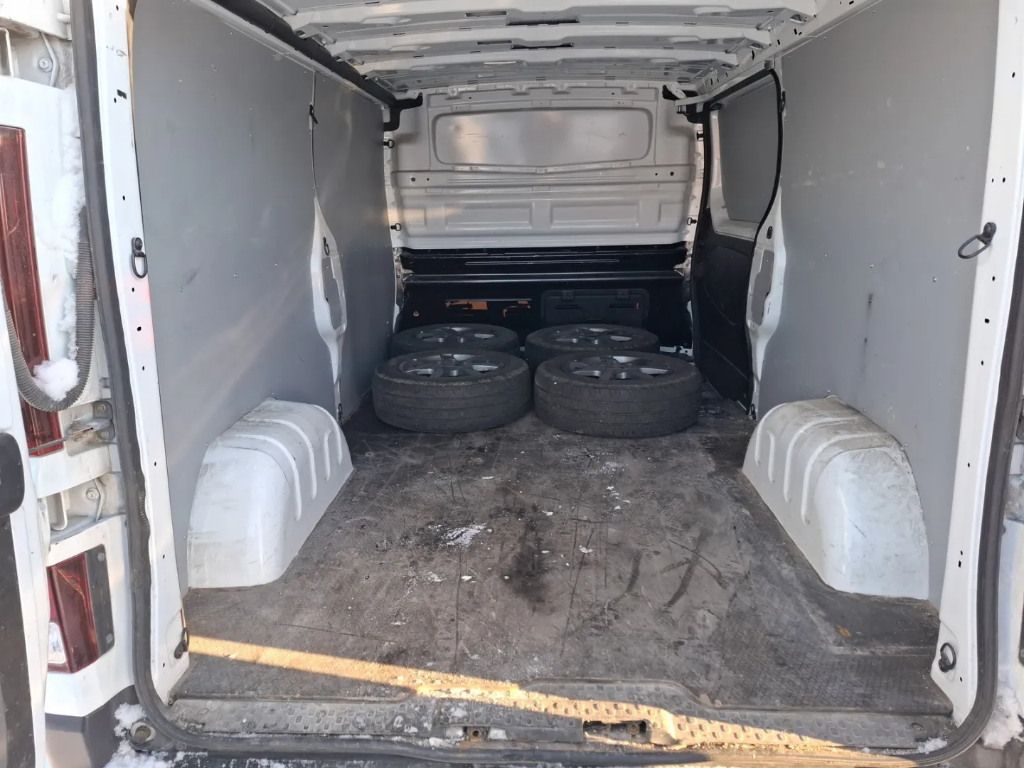 Nissan NV300 CMZ-917 carousel image