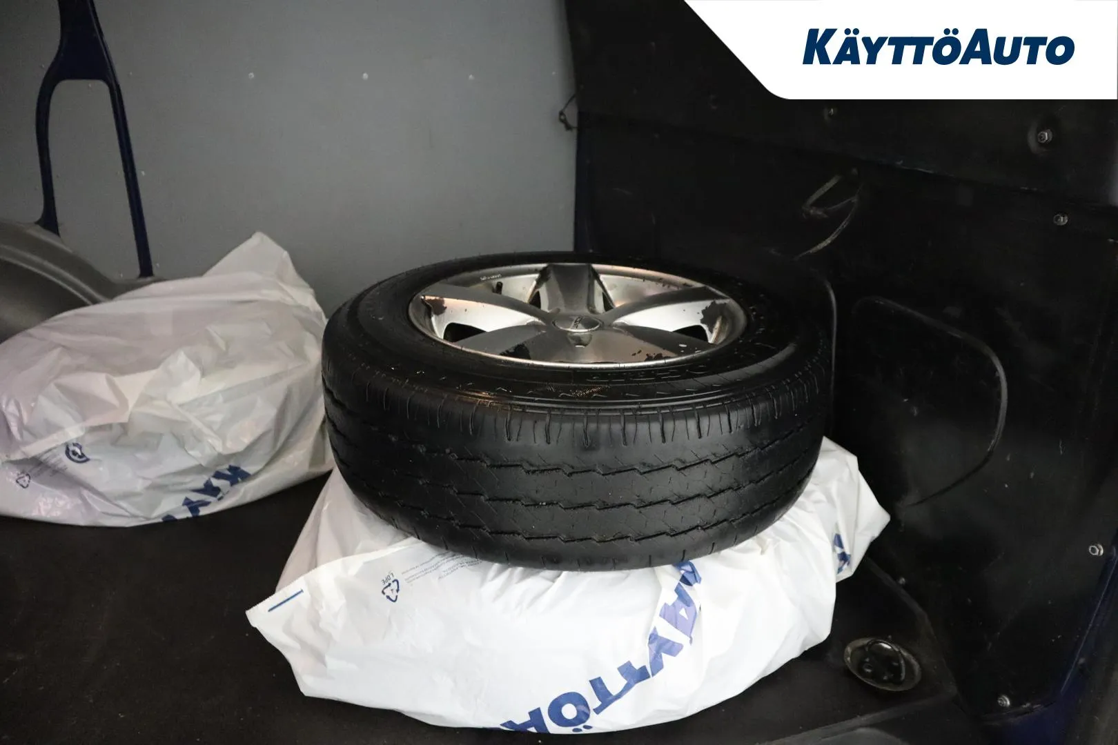 VOLKSWAGEN Transporter XKZ-471 carousel image