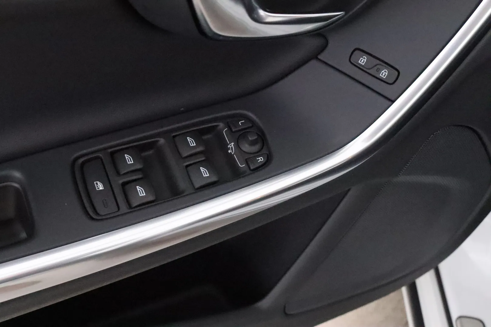 VOLVO S60 JKU-251 carousel image