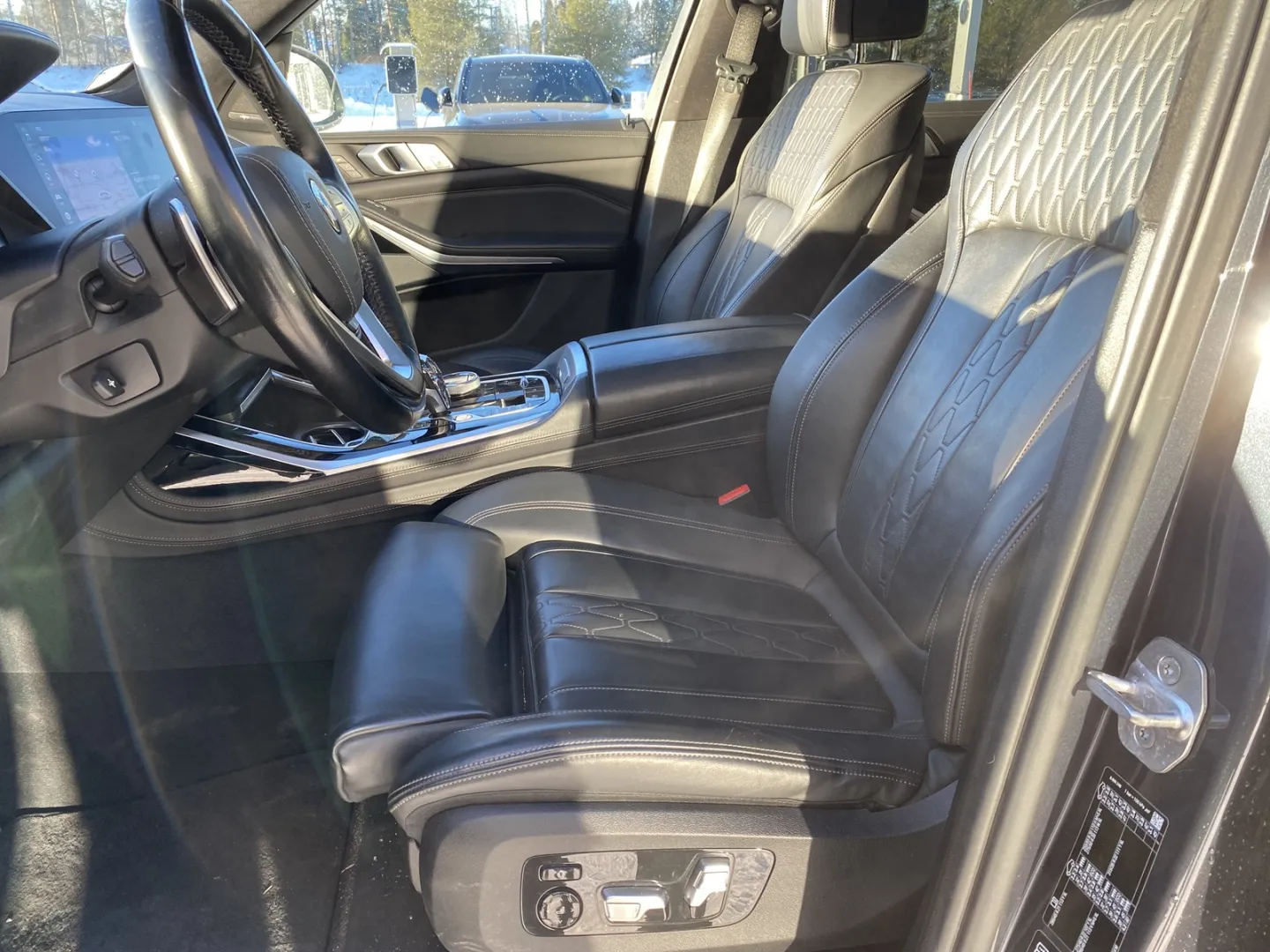 BMW X7 YLE-206 carousel image