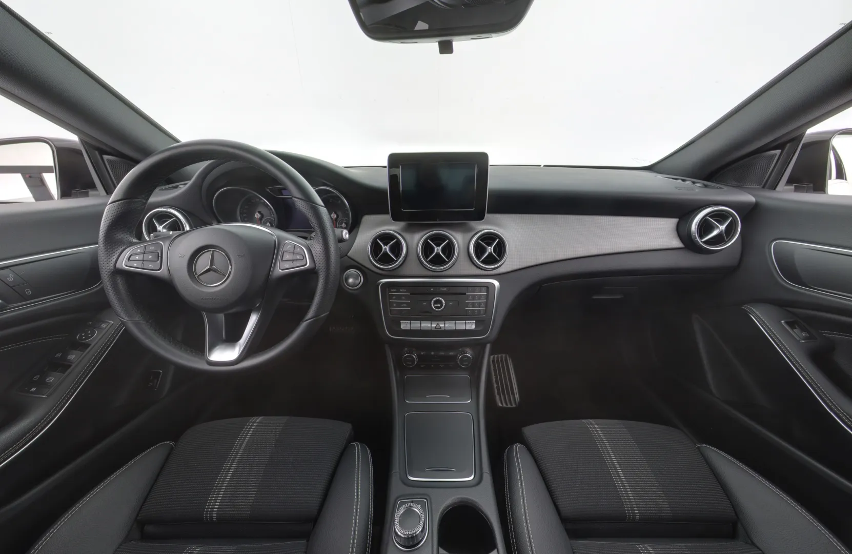 MERCEDES-BENZ CLA ZLE-827 carousel image