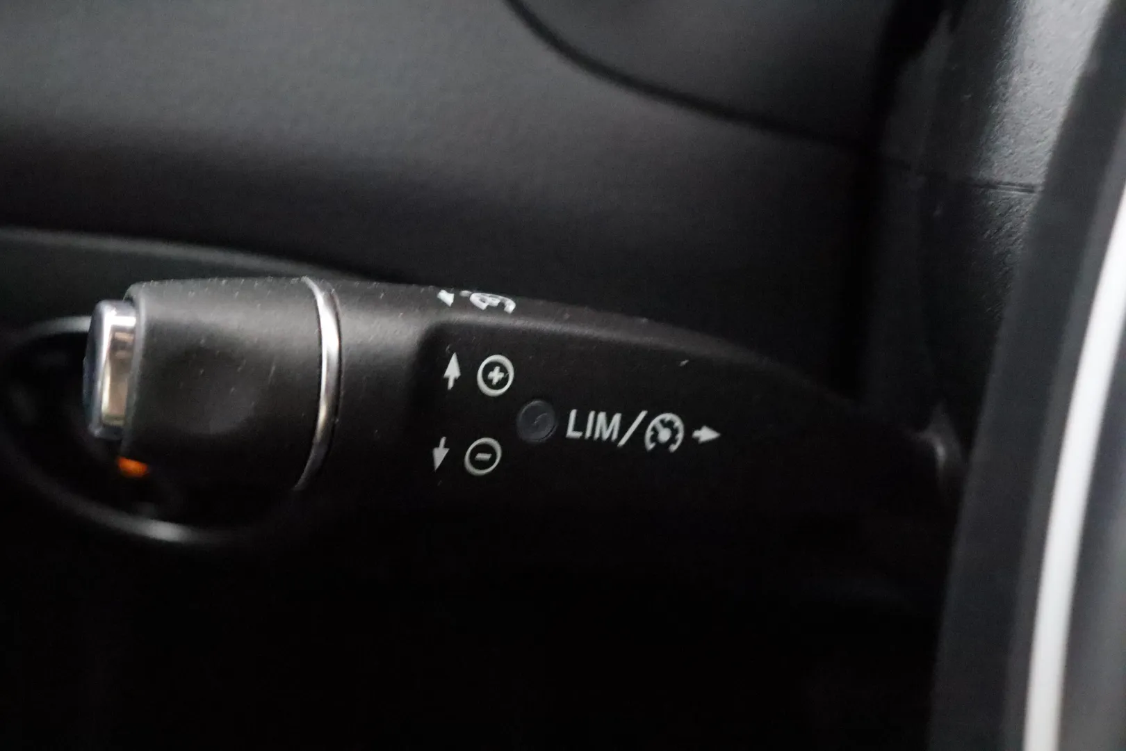 MERCEDES-BENZ CLA ZLE-827 carousel image