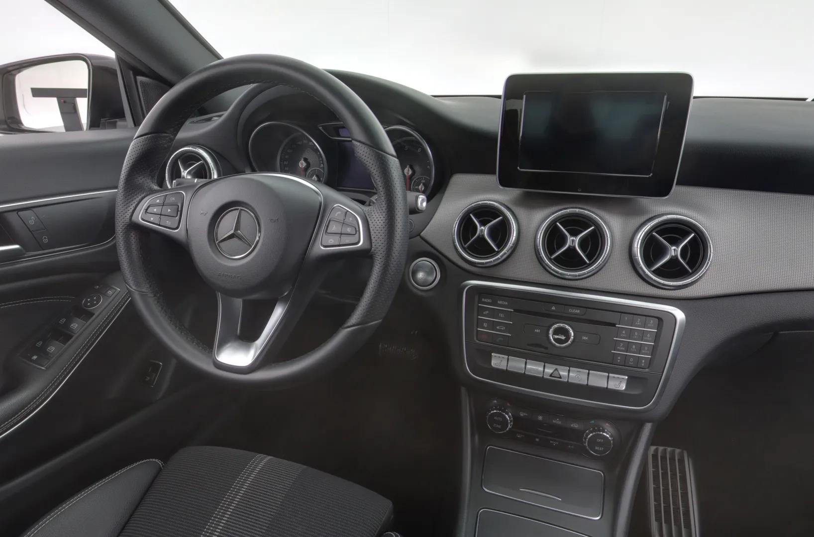 MERCEDES-BENZ CLA ZLE-827 carousel image