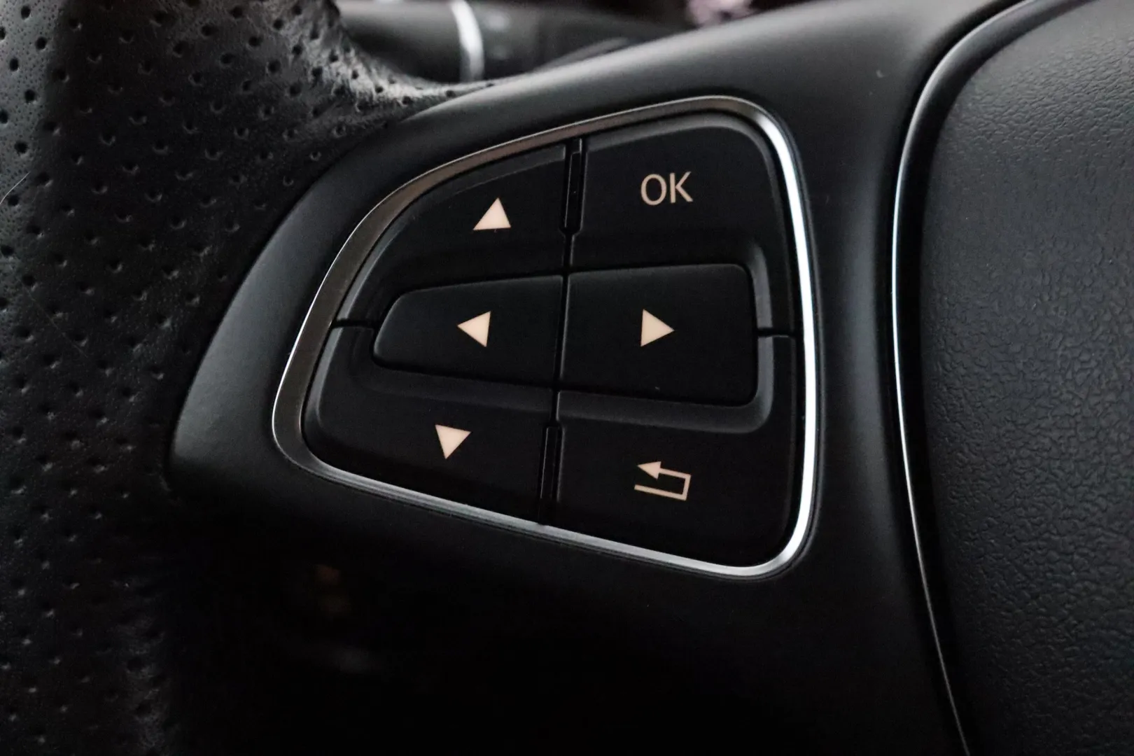 MERCEDES-BENZ CLA ZLE-827 carousel image