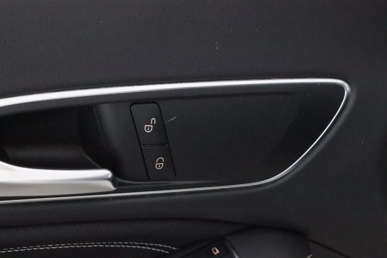 MERCEDES-BENZ CLA ZLE-827 carousel image