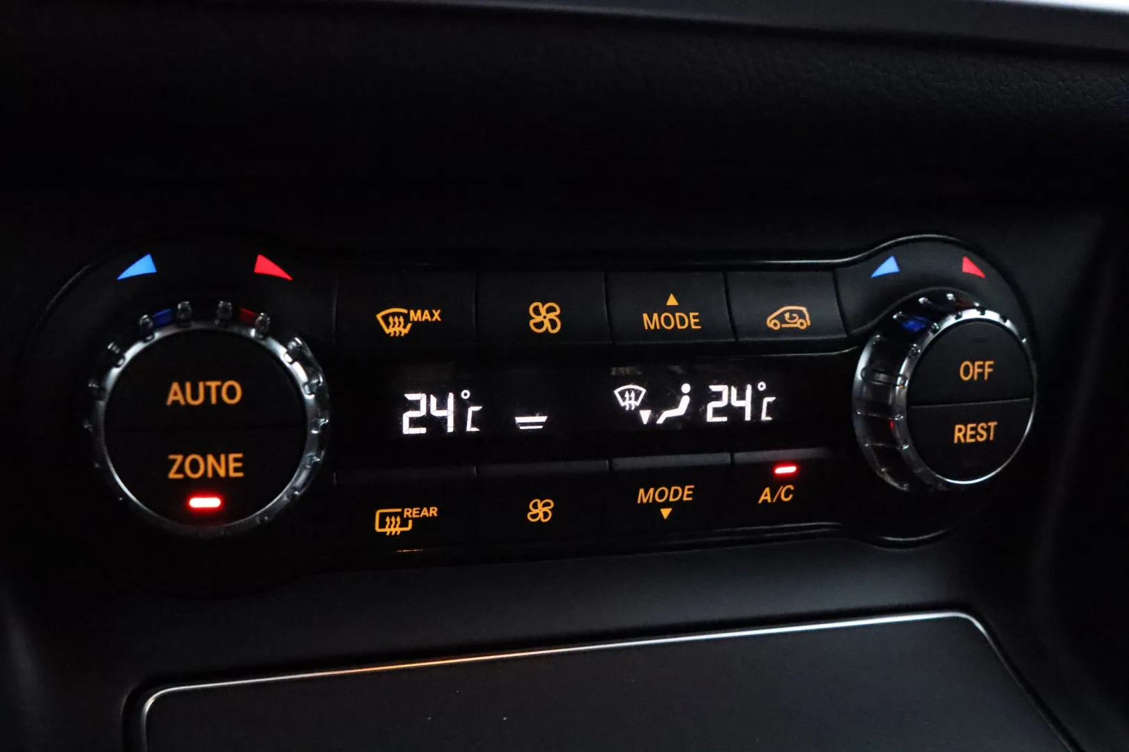 MERCEDES-BENZ CLA ZLE-827 carousel image