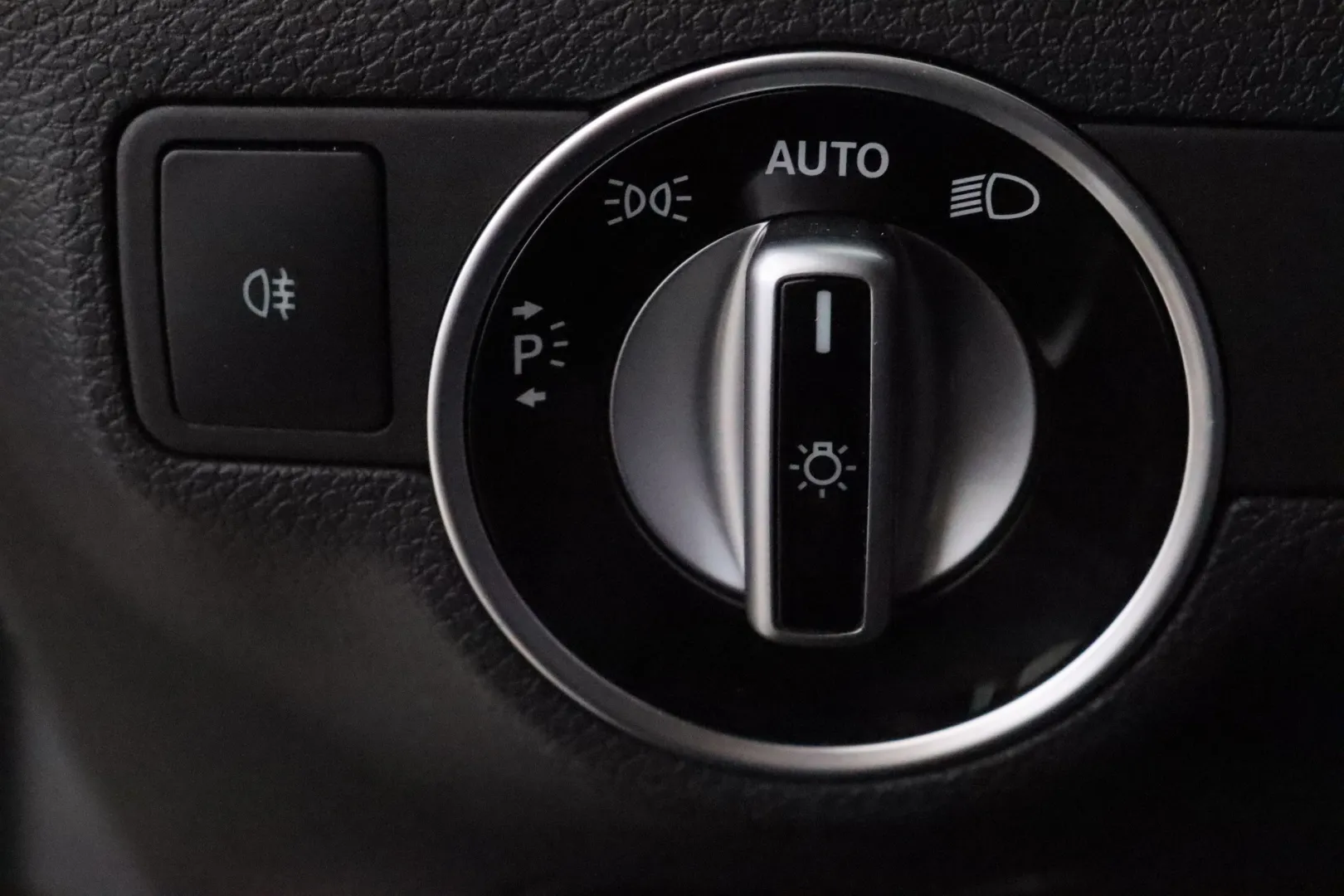 MERCEDES-BENZ CLA ZLE-827 carousel image