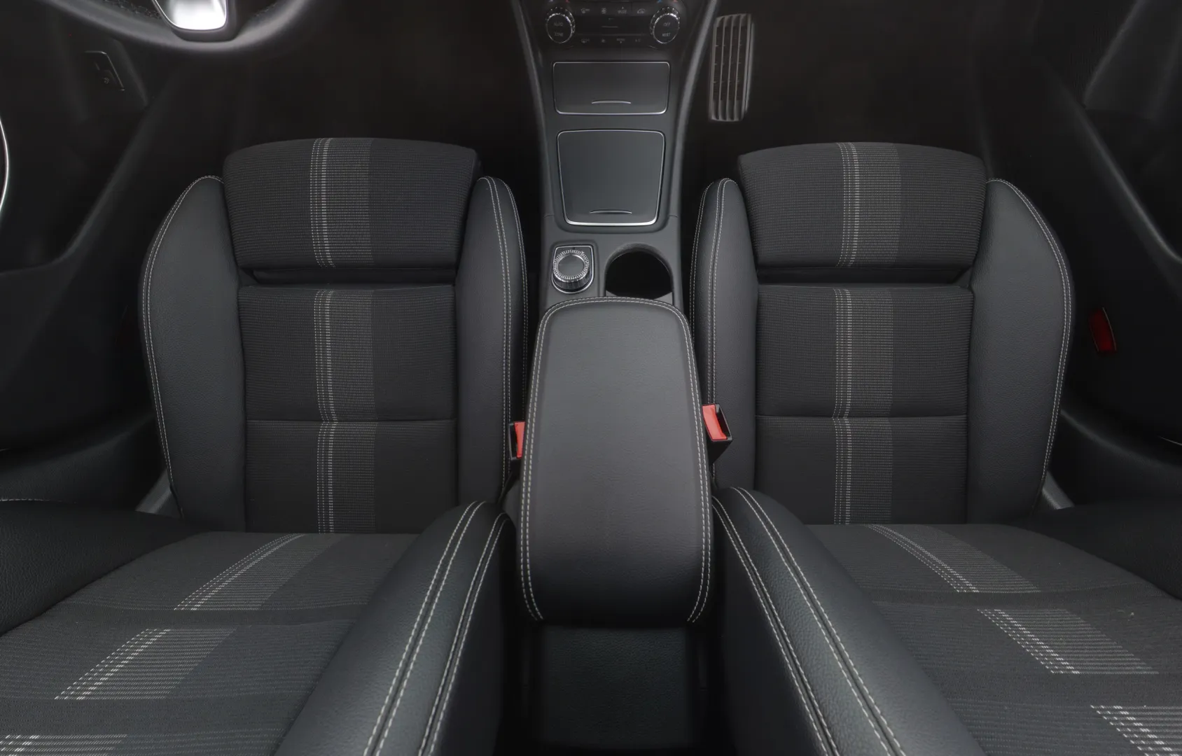 MERCEDES-BENZ CLA ZLE-827 carousel image