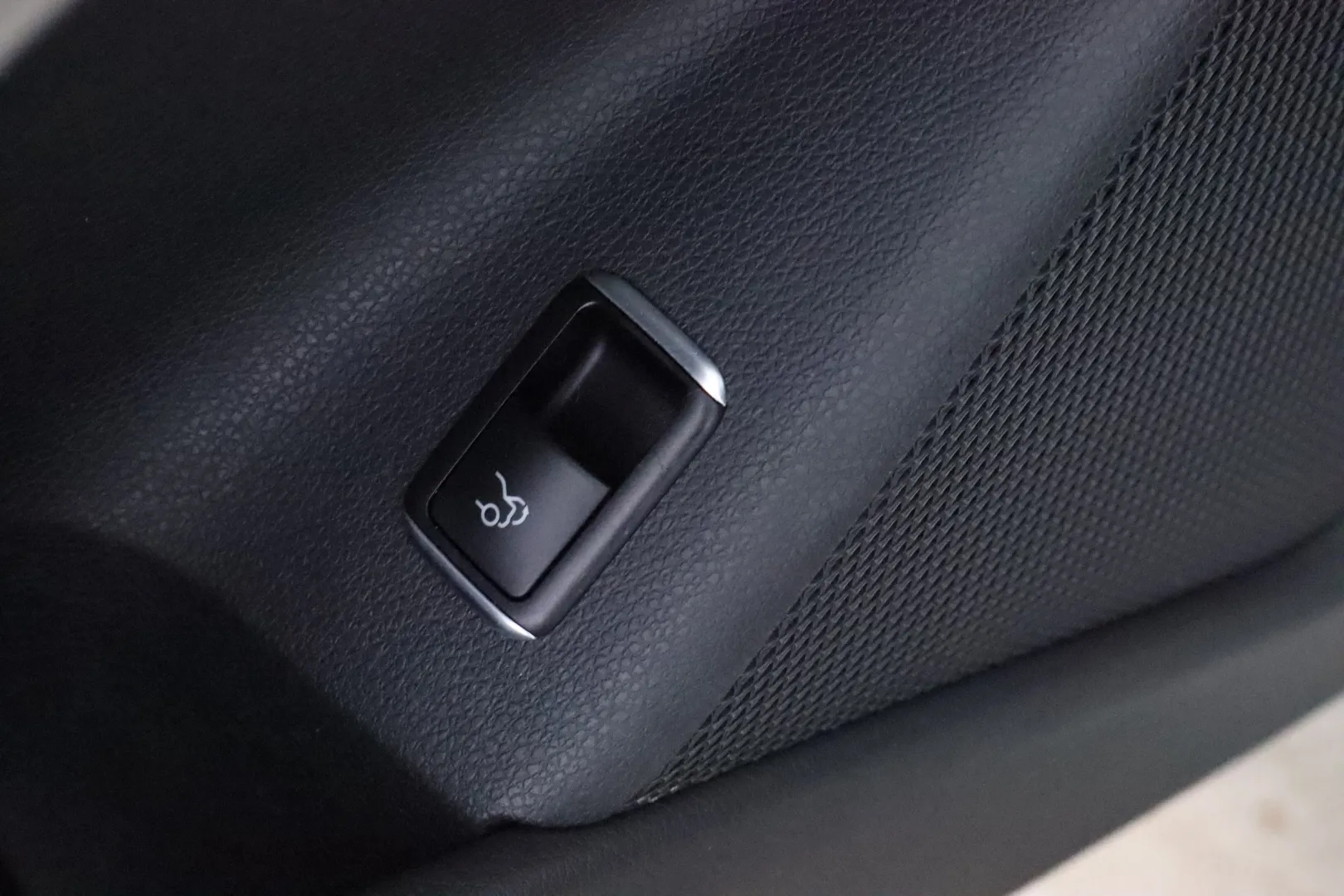 MERCEDES-BENZ CLA ZLE-827 carousel image