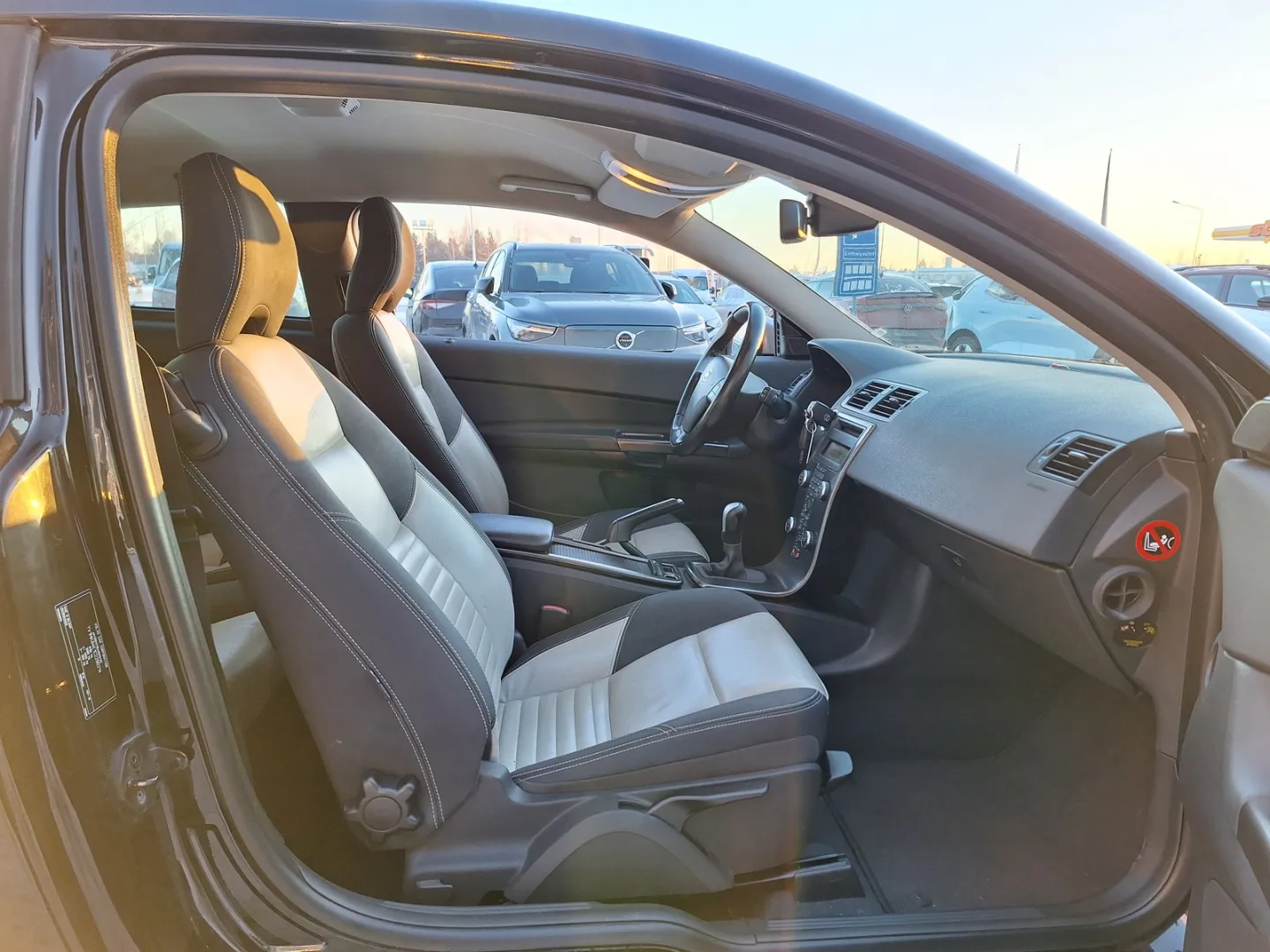 VOLVO C30 MYT-652 carousel image