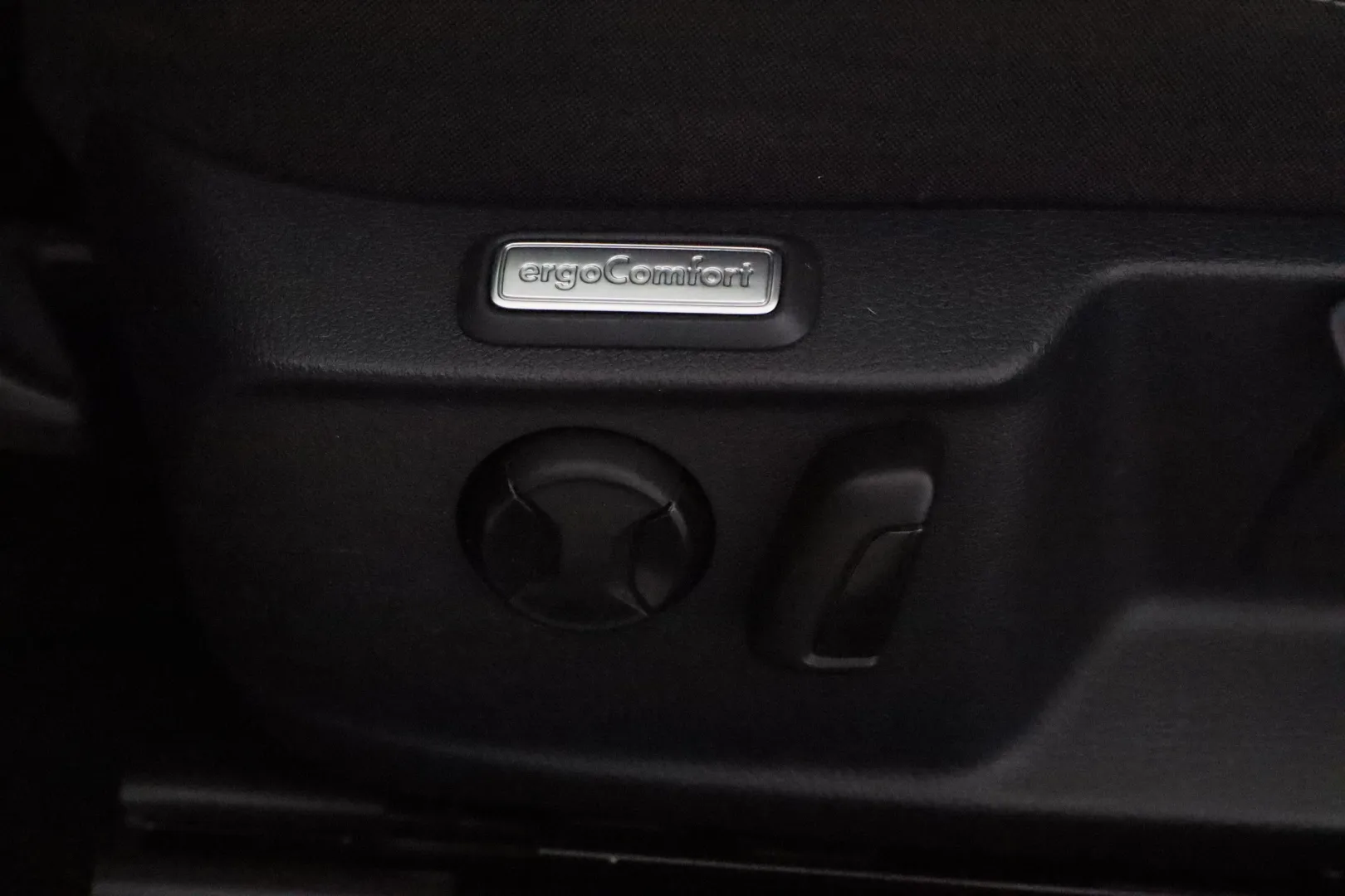 VOLKSWAGEN Passat FOF-648 carousel image