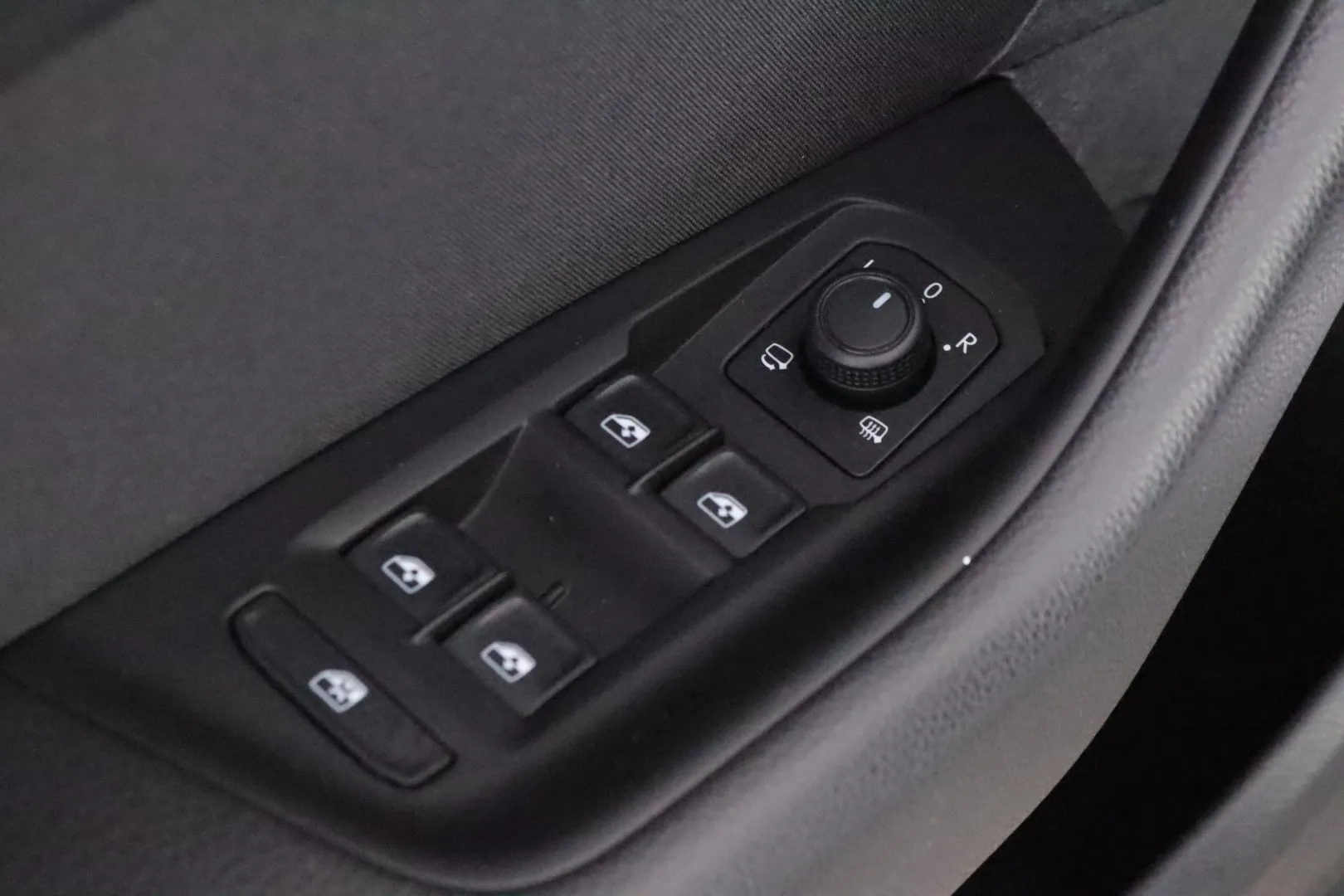 VOLKSWAGEN Passat FOF-648 carousel image