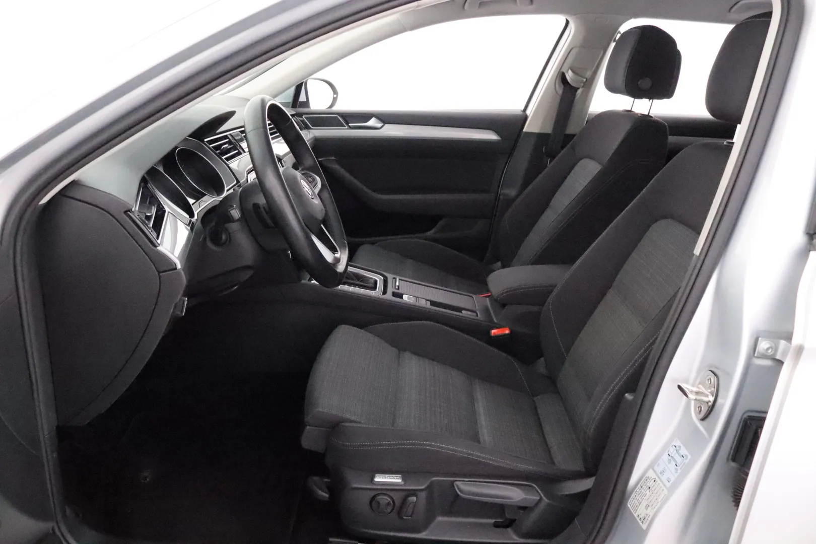 VOLKSWAGEN Passat FOF-648 carousel image