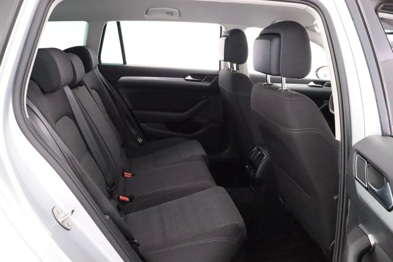 VOLKSWAGEN Passat FOF-648 carousel image