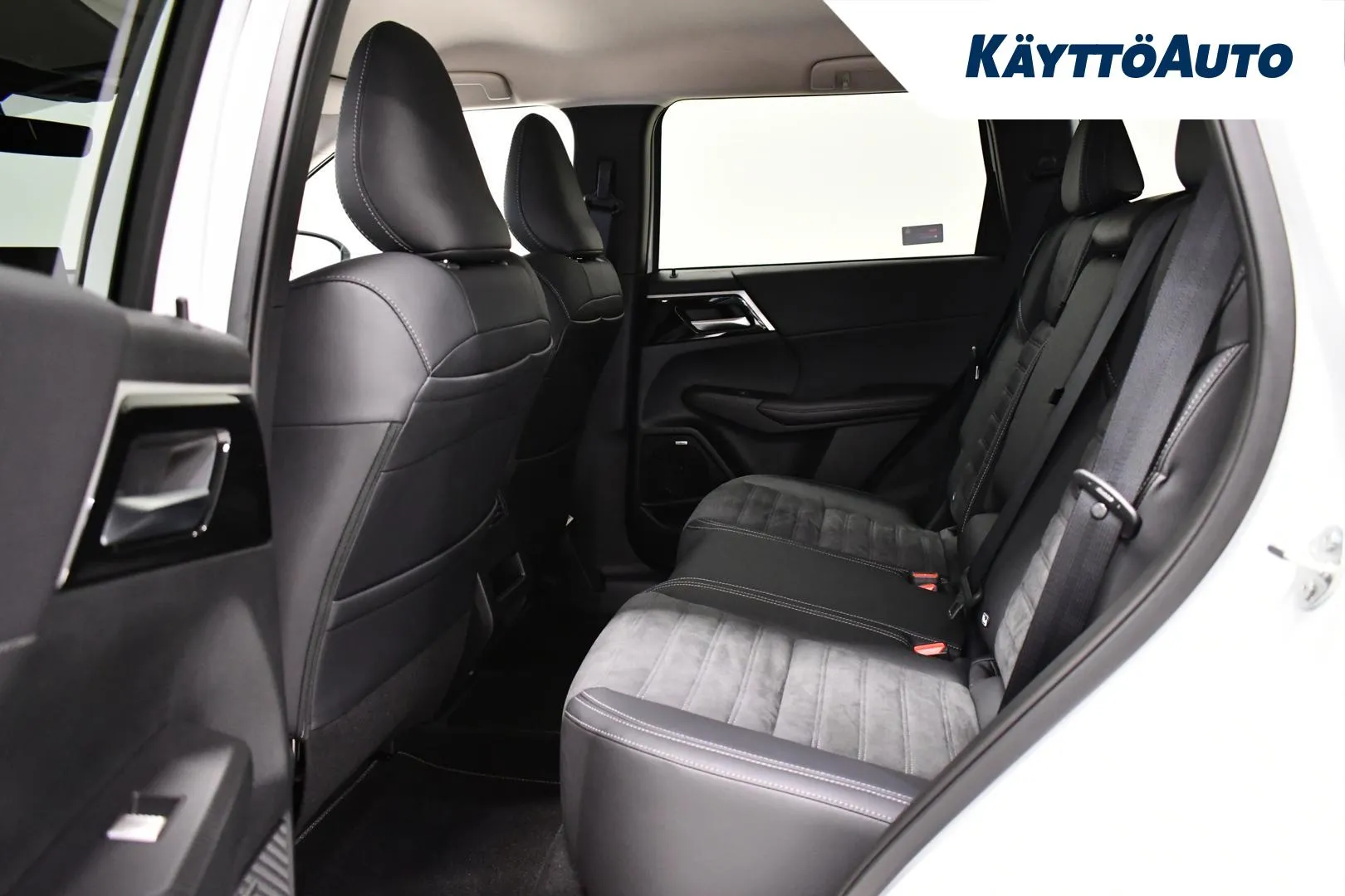 Mitsubishi Outlander XUZ-352 carousel image