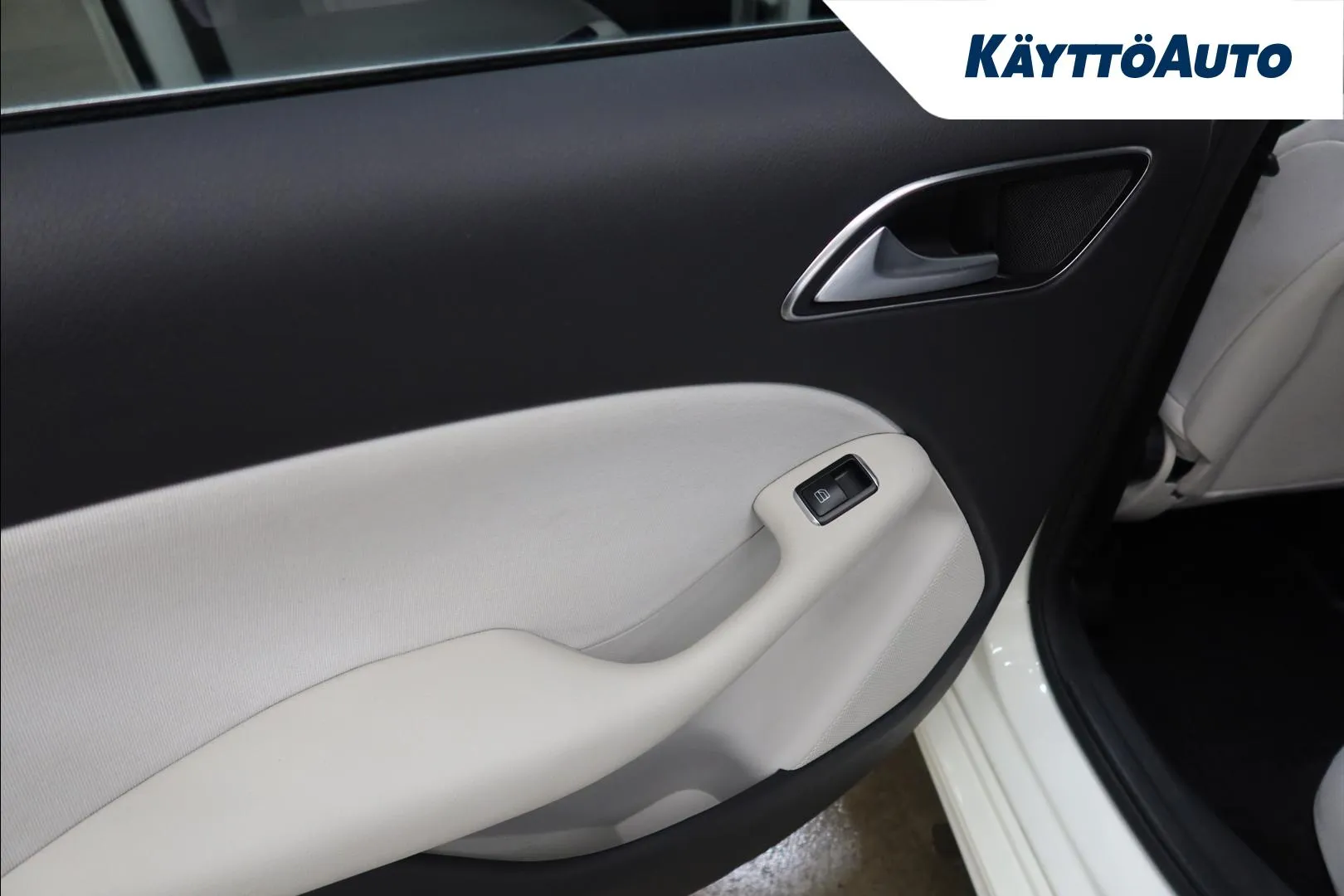 Mercedes-Benz B CIA-404 carousel image