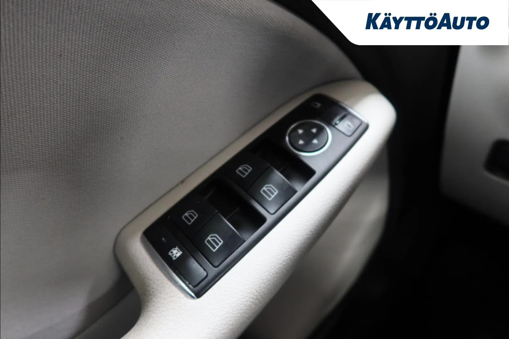 Mercedes-Benz B CIA-404 carousel image