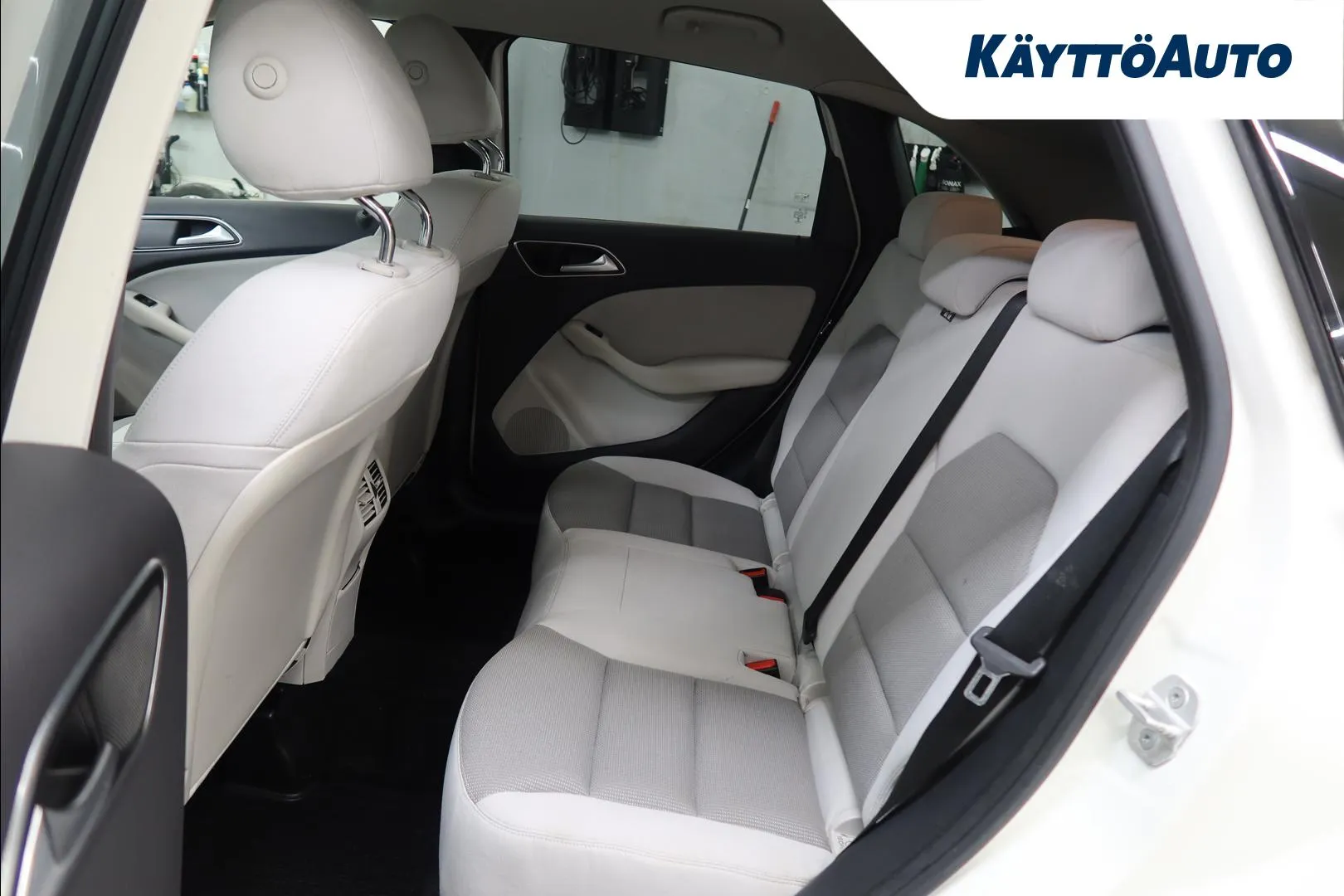 Mercedes-Benz B CIA-404 carousel image