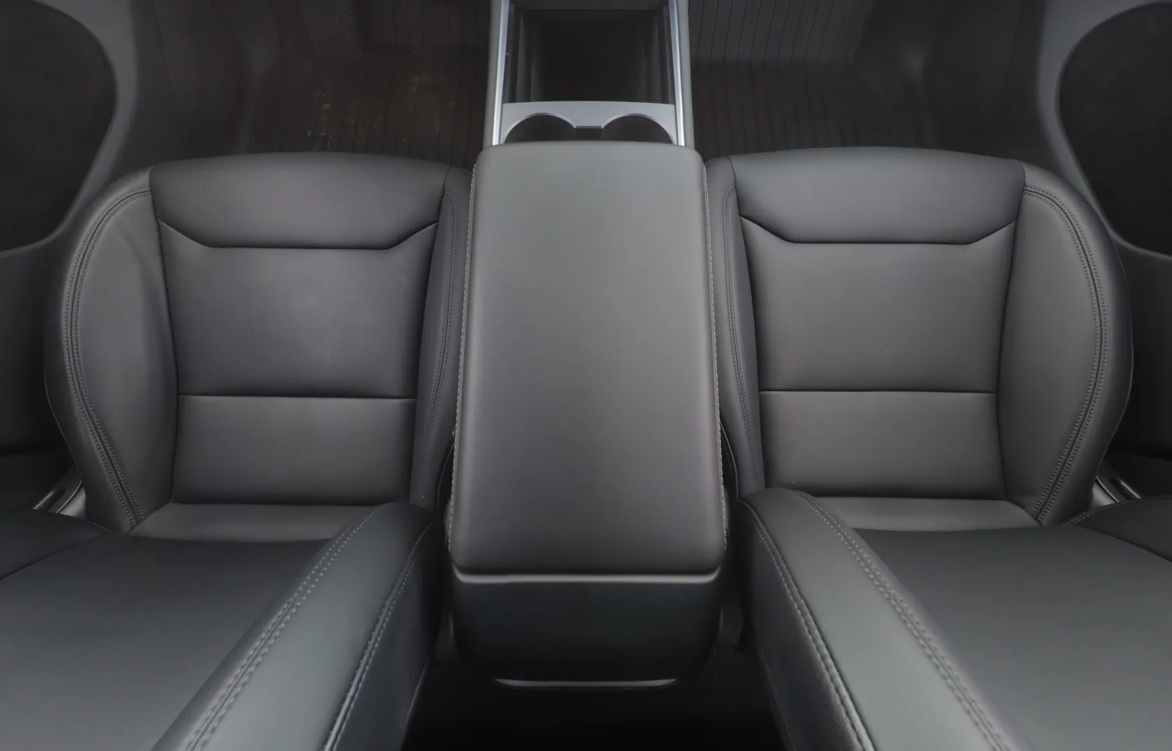 TESLA Model Y LSE-582 carousel image