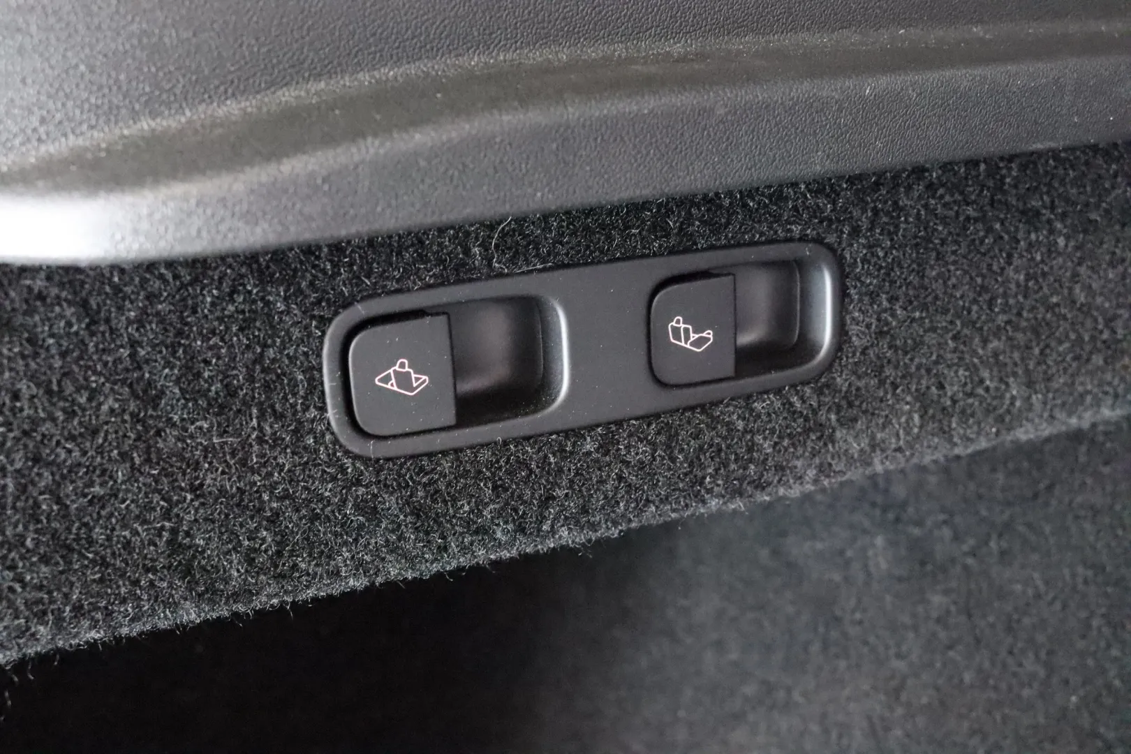 TESLA Model Y LSE-582 carousel image