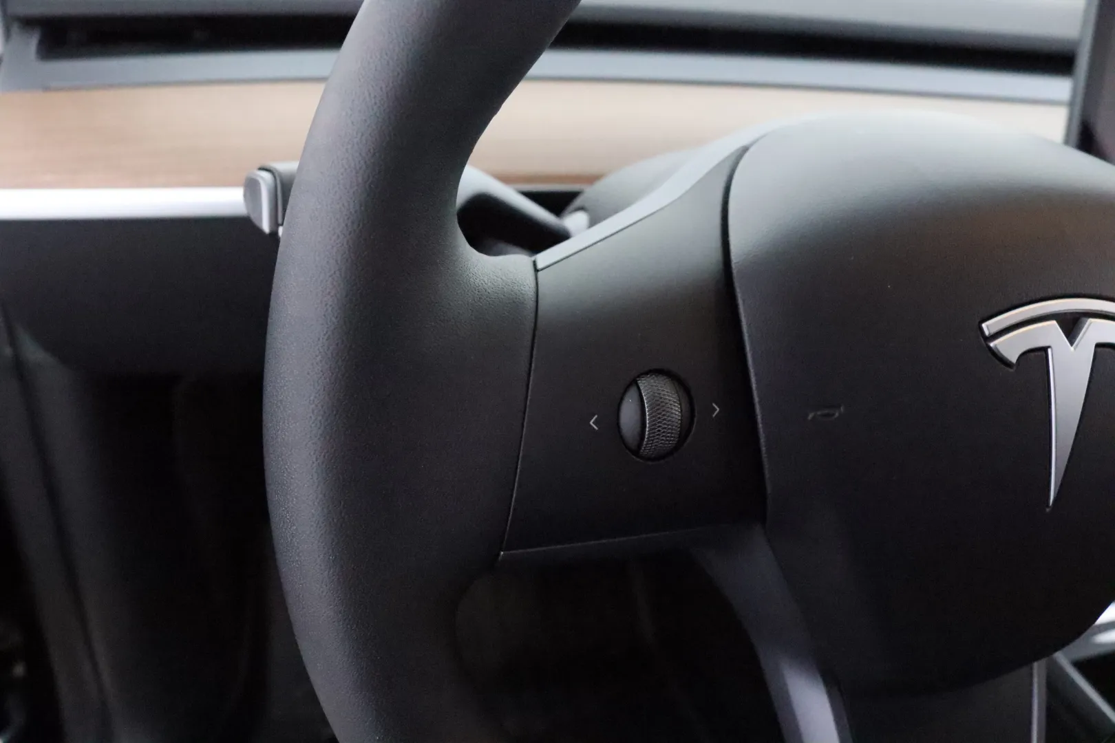 TESLA Model Y LSE-582 carousel image