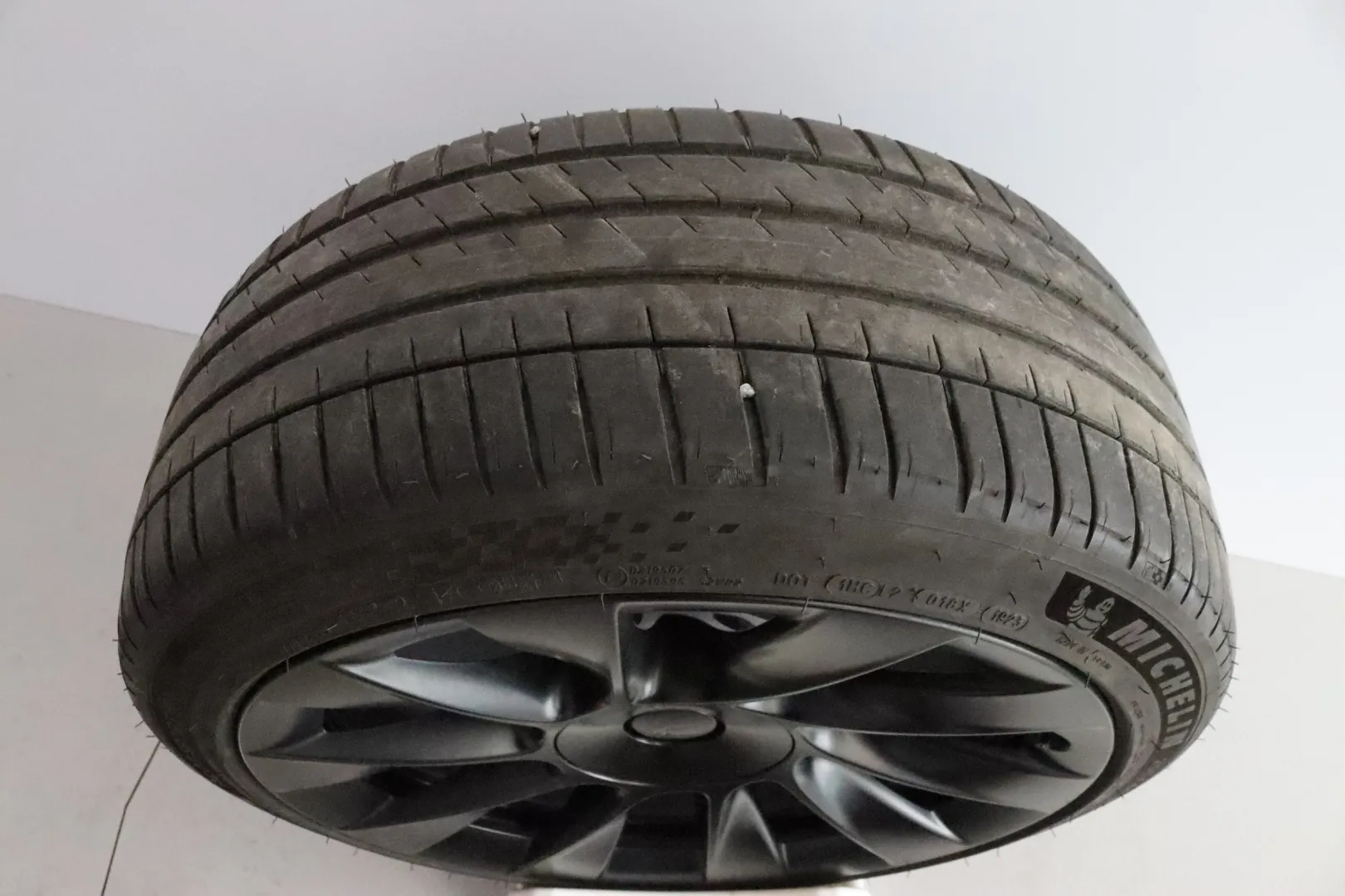 TESLA Model Y LSE-582 carousel image