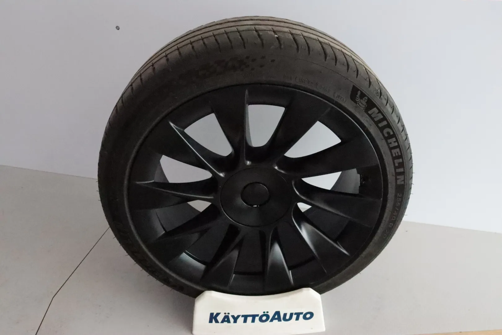 TESLA Model Y LSE-582 carousel image