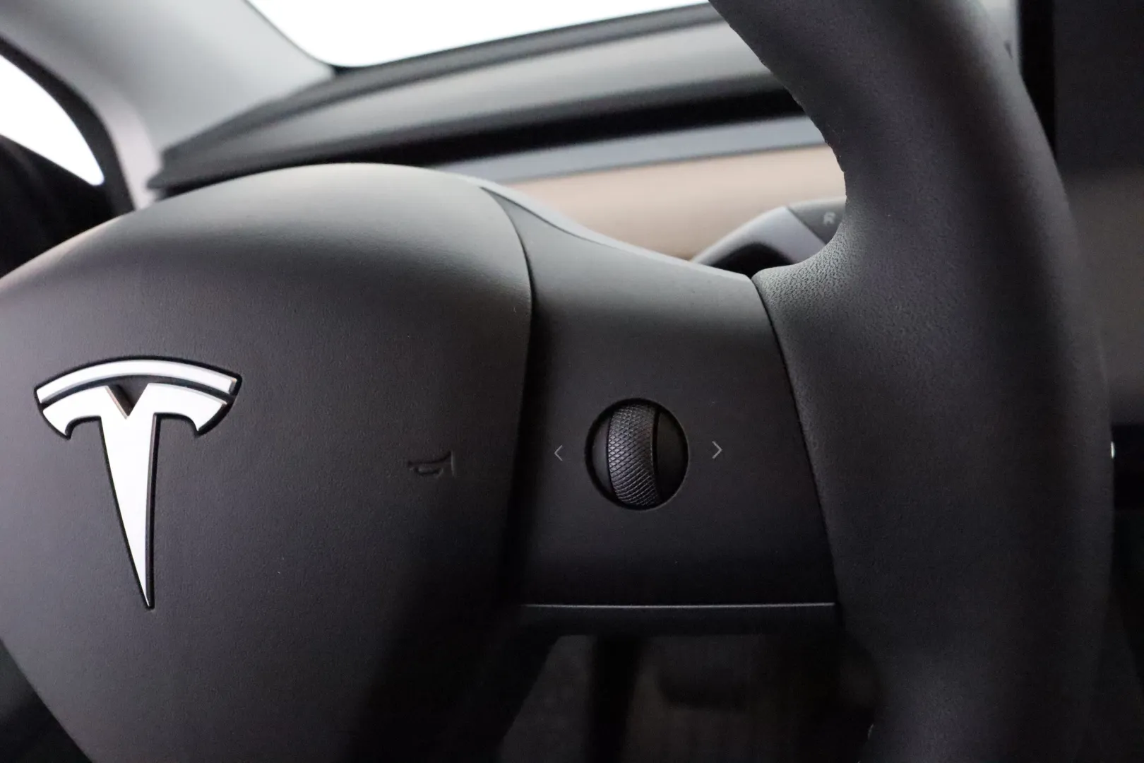 TESLA Model Y LSE-582 carousel image