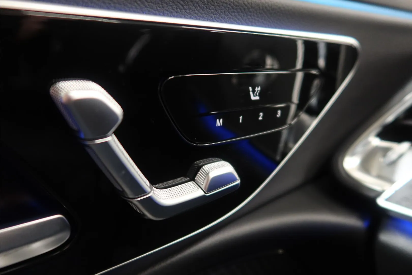 Mercedes-Benz E JOL-136 carousel image