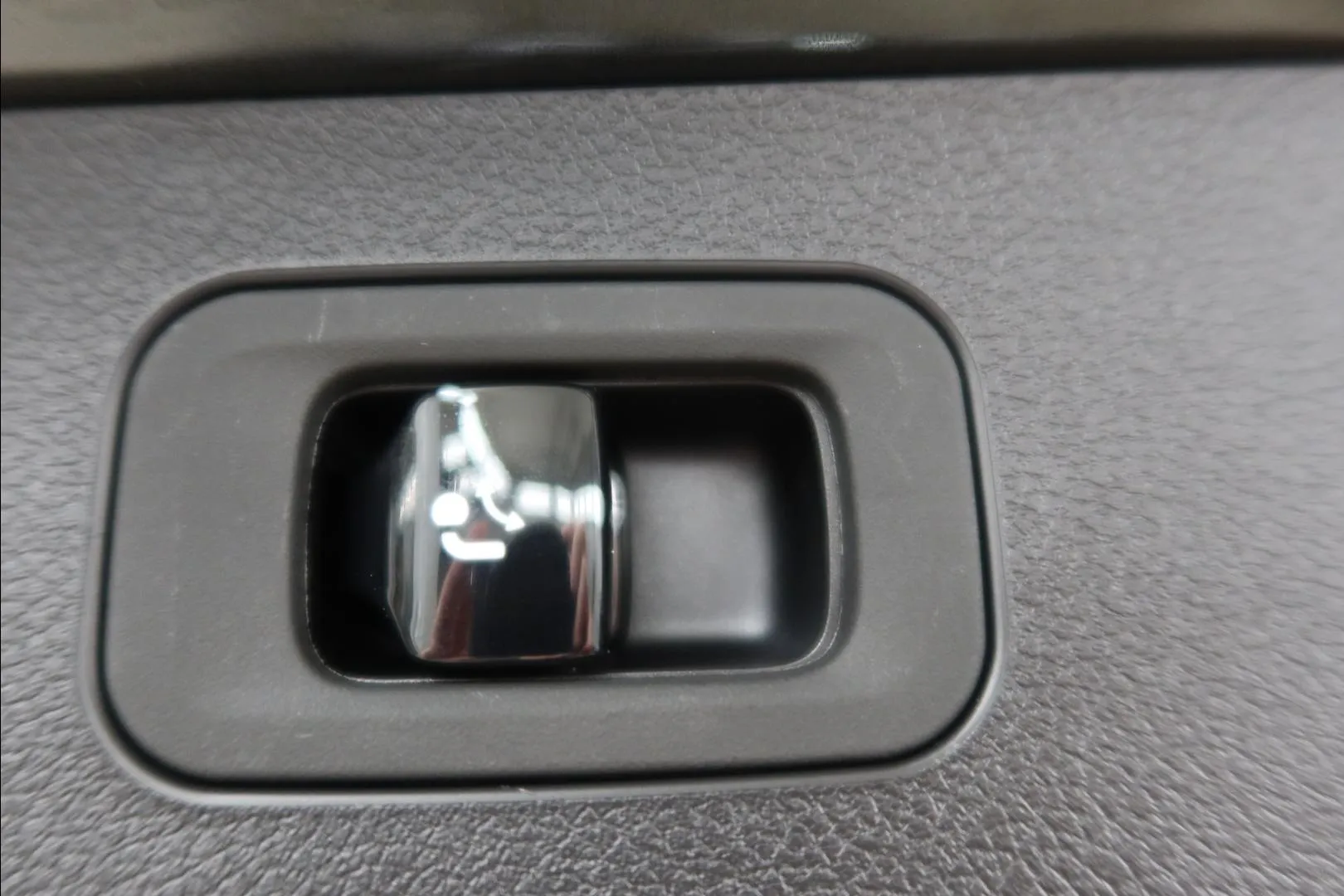 Mercedes-Benz E JOL-136 carousel image