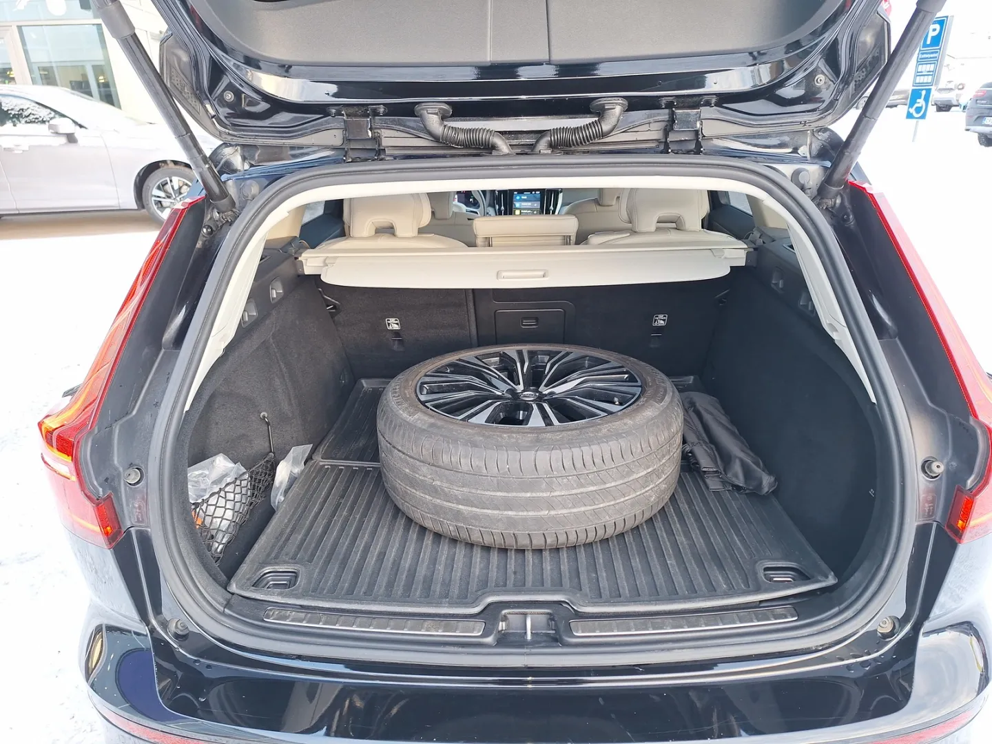 VOLVO V60 RVP-561 carousel image