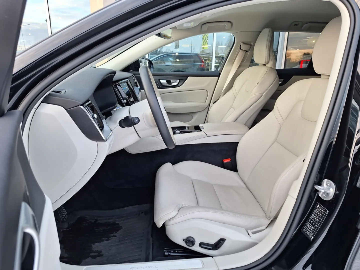 VOLVO V60 RVP-561 carousel image