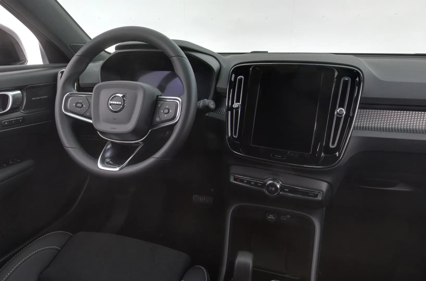 Volvo EX40 XTT-231 carousel image