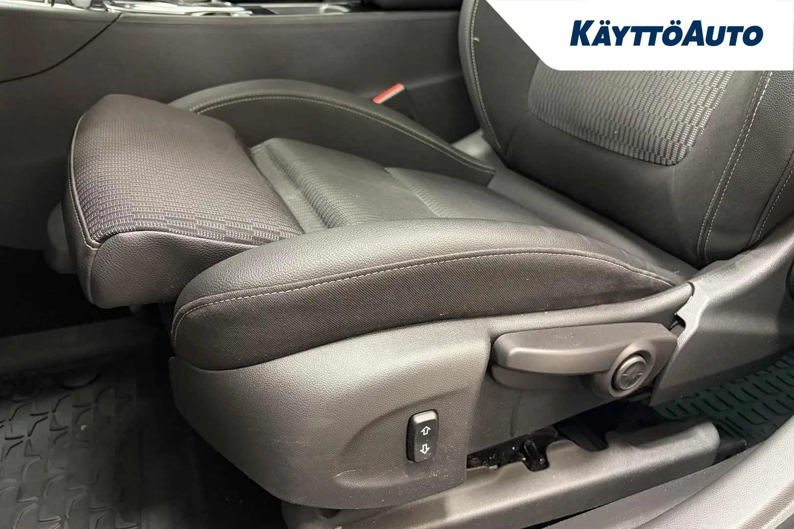 OPEL Insignia ZLN-638 carousel image